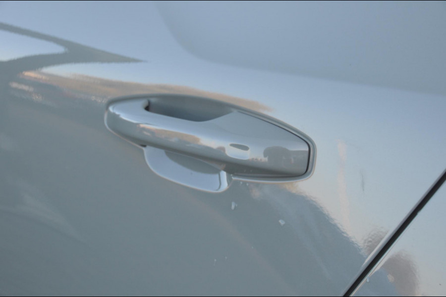 Volvo XC40 B3 177PK Automaat Ultimate Dark / Panoramadak / Adaptive cruise control / Elektrische stoelen / Harman Kardon audio / Pilot assist / BLIS / Stoel en stuur verwarming / Elektrische achterklep / Parkeersensoren met camera / Google infotainment