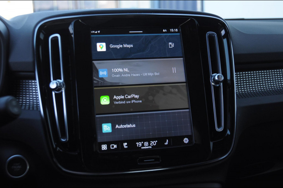 Volvo XC40 B3 177PK Automaat Ultimate Dark / Panoramadak / Adaptive cruise control / Elektrische stoelen / Harman Kardon audio / Pilot assist / BLIS / Stoel en stuur verwarming / Elektrische achterklep / Parkeersensoren met camera / Google infotainment