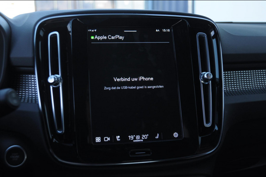 Volvo XC40 B3 177PK Automaat Ultimate Dark / Panoramadak / Adaptive cruise control / Elektrische stoelen / Harman Kardon audio / Pilot assist / BLIS / Stoel en stuur verwarming / Elektrische achterklep / Parkeersensoren met camera / Google infotainment