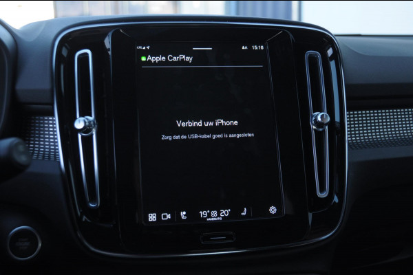 Volvo XC40 B3 177PK Automaat Ultimate Dark / Panoramadak / Adaptive cruise control / Elektrische stoelen / Harman Kardon audio / Pilot assist / BLIS / Stoel en stuur verwarming / Elektrische achterklep / Parkeersensoren met camera / Google infotainment