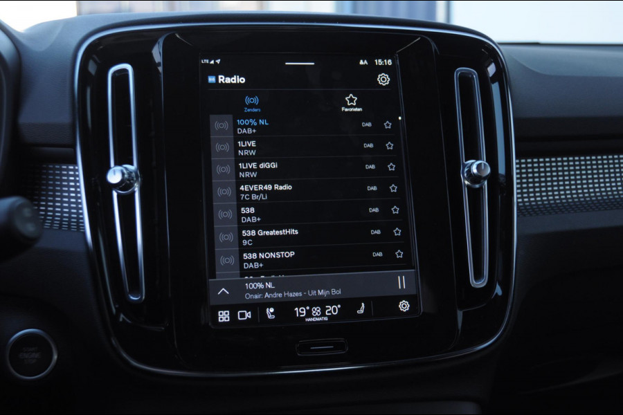 Volvo XC40 B3 177PK Automaat Ultimate Dark / Panoramadak / Adaptive cruise control / Elektrische stoelen / Harman Kardon audio / Pilot assist / BLIS / Stoel en stuur verwarming / Elektrische achterklep / Parkeersensoren met camera / Google infotainment