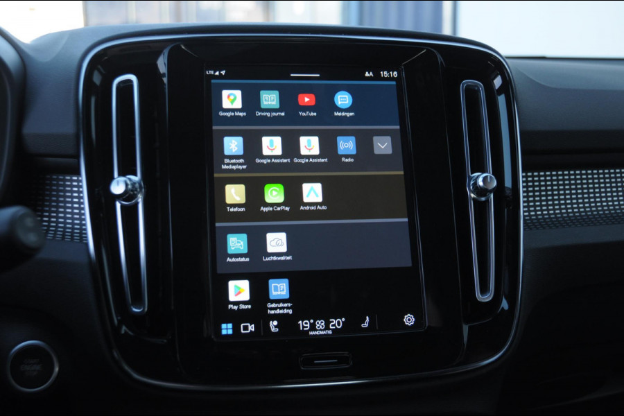 Volvo XC40 B3 177PK Automaat Ultimate Dark / Panoramadak / Adaptive cruise control / Elektrische stoelen / Harman Kardon audio / Pilot assist / BLIS / Stoel en stuur verwarming / Elektrische achterklep / Parkeersensoren met camera / Google infotainment