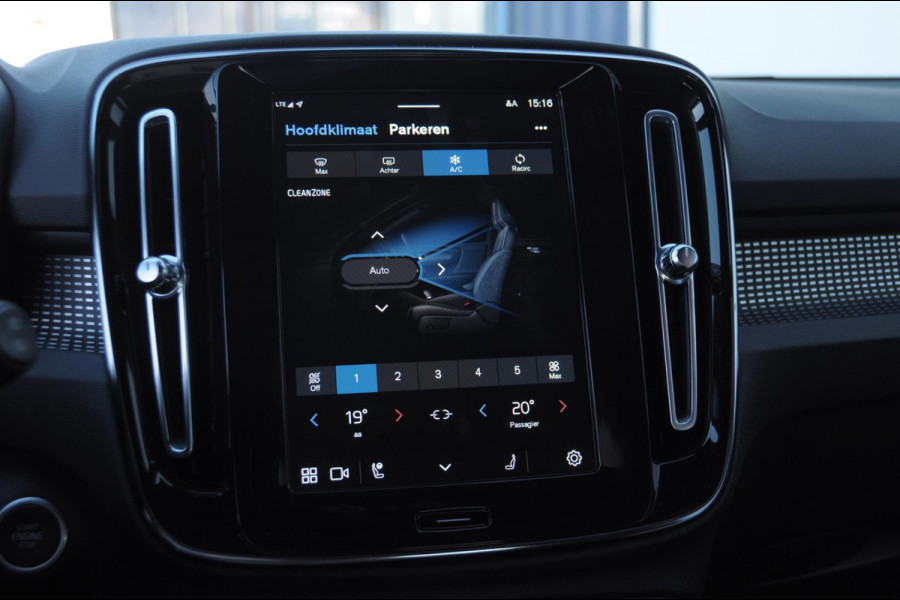 Volvo XC40 B3 177PK Automaat Ultimate Dark / Panoramadak / Adaptive cruise control / Elektrische stoelen / Harman Kardon audio / Pilot assist / BLIS / Stoel en stuur verwarming / Elektrische achterklep / Parkeersensoren met camera / Google infotainment