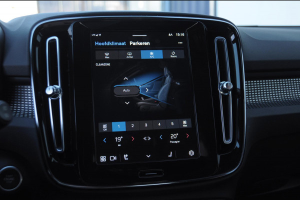 Volvo XC40 B3 177PK Automaat Ultimate Dark / Panoramadak / Adaptive cruise control / Elektrische stoelen / Harman Kardon audio / Pilot assist / BLIS / Stoel en stuur verwarming / Elektrische achterklep / Parkeersensoren met camera / Google infotainment