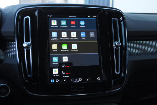 Volvo XC40 B3 177PK Automaat Ultimate Dark / Panoramadak / Adaptive cruise control / Elektrische stoelen / Harman Kardon audio / Pilot assist / BLIS / Stoel en stuur verwarming / Elektrische achterklep / Parkeersensoren met camera / Google infotainment