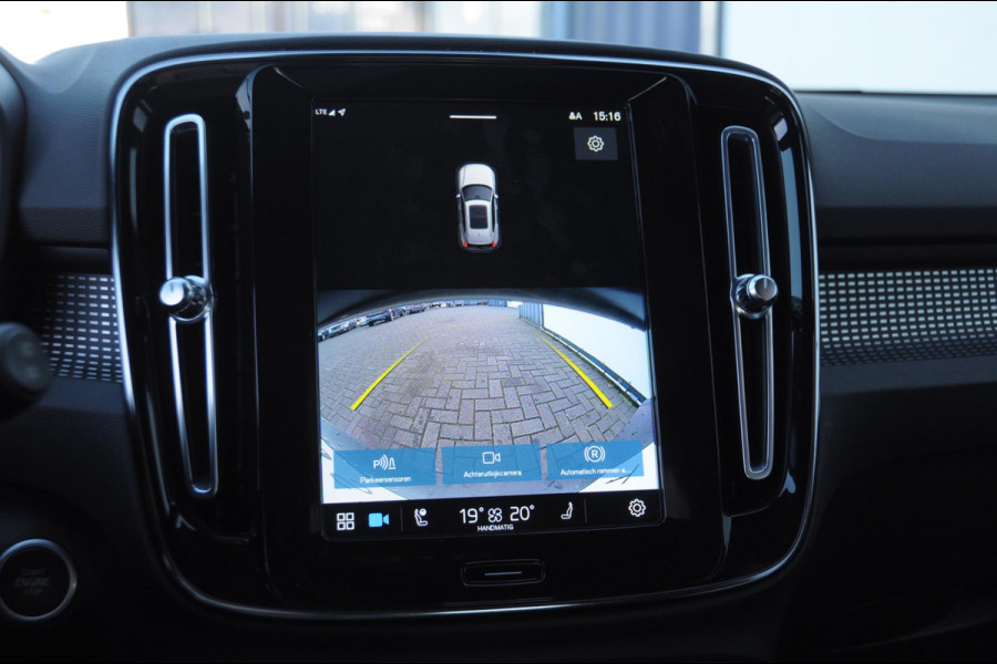 Volvo XC40 B3 177PK Automaat Ultimate Dark / Panoramadak / Adaptive cruise control / Elektrische stoelen / Harman Kardon audio / Pilot assist / BLIS / Stoel en stuur verwarming / Elektrische achterklep / Parkeersensoren met camera / Google infotainment