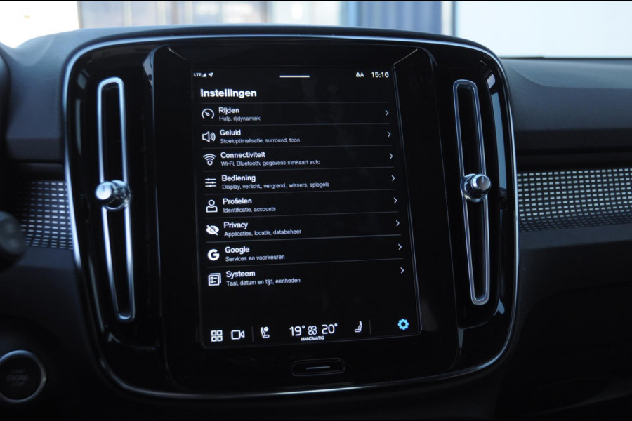 Volvo XC40 B3 177PK Automaat Ultimate Dark / Panoramadak / Adaptive cruise control / Elektrische stoelen / Harman Kardon audio / Pilot assist / BLIS / Stoel en stuur verwarming / Elektrische achterklep / Parkeersensoren met camera / Google infotainment