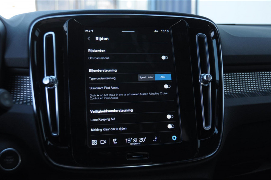 Volvo XC40 B3 177PK Automaat Ultimate Dark / Panoramadak / Adaptive cruise control / Elektrische stoelen / Harman Kardon audio / Pilot assist / BLIS / Stoel en stuur verwarming / Elektrische achterklep / Parkeersensoren met camera / Google infotainment