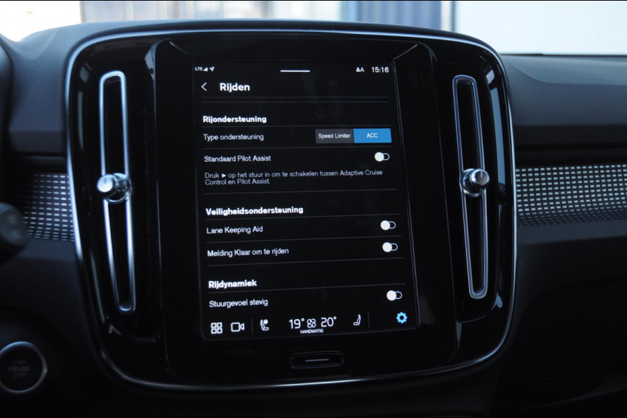 Volvo XC40 B3 177PK Automaat Ultimate Dark / Panoramadak / Adaptive cruise control / Elektrische stoelen / Harman Kardon audio / Pilot assist / BLIS / Stoel en stuur verwarming / Elektrische achterklep / Parkeersensoren met camera / Google infotainment