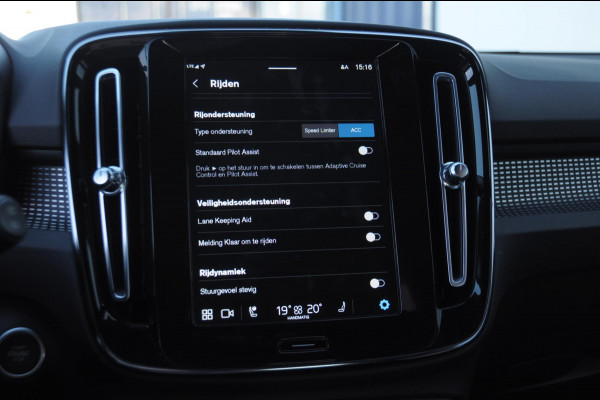 Volvo XC40 B3 177PK Automaat Ultimate Dark / Panoramadak / Adaptive cruise control / Elektrische stoelen / Harman Kardon audio / Pilot assist / BLIS / Stoel en stuur verwarming / Elektrische achterklep / Parkeersensoren met camera / Google infotainment