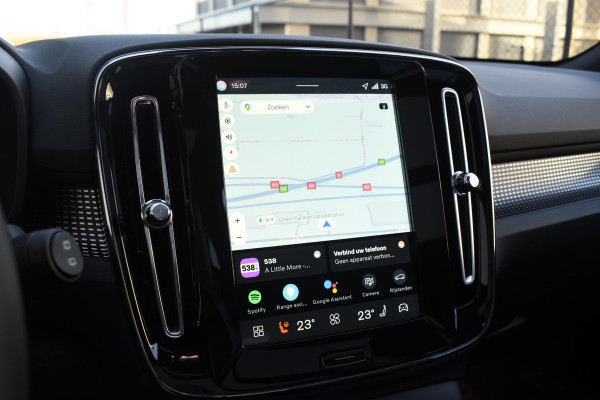 Volvo EX40 252PK Single Motor Extended Range 82 kWh Plus / Lounge Pakket / Extra getint glas / 360 Camera / 20'' velgen / Panoramadak / Zwart dak / Harman Kardon / Microtech/Nubuck