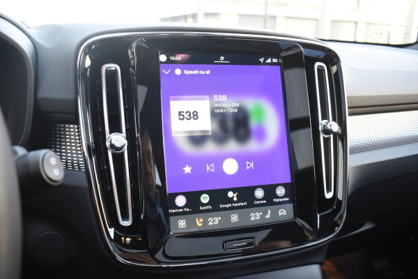 Volvo EX40 252PK Single Motor Extended Range 82 kWh Plus / Lounge Pakket / Extra getint glas / 360 Camera / 20'' velgen / Panoramadak / Zwart dak / Harman Kardon / Microtech/Nubuck