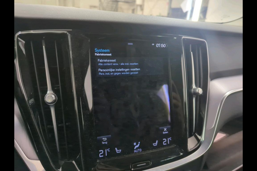 Volvo V60 2.0 T6 Recharge AWD Business Pro NL-AUTO | LEDER | CAMERA