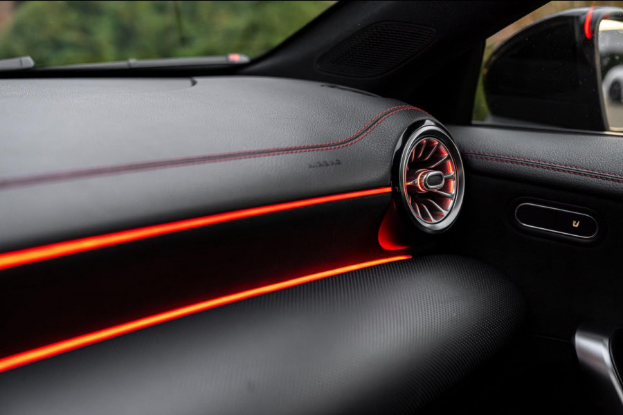 Mercedes-Benz CLA-Klasse 200 163 PK Aut. AMG Night Pakket 360 Camera Pano Sfeerverlichting 18''