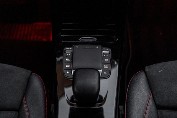 Mercedes-Benz CLA-Klasse 200 163 PK Aut. AMG Night Pakket 360 Camera Pano Sfeerverlichting 18''