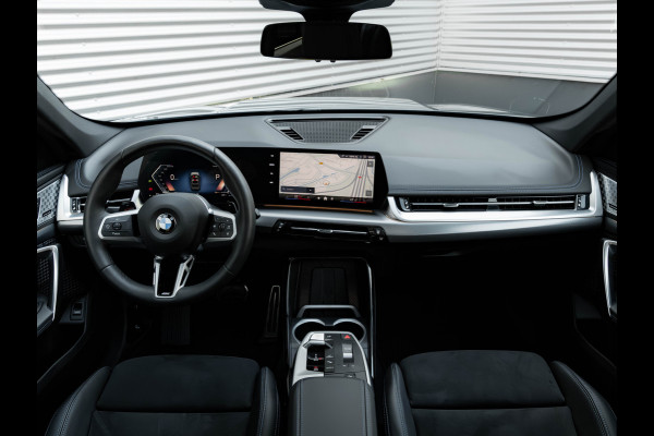 BMW X1 sDrive18i M-Sport - Pano - Trekhaak - ACC - Memoryzetel - Harman Kardon