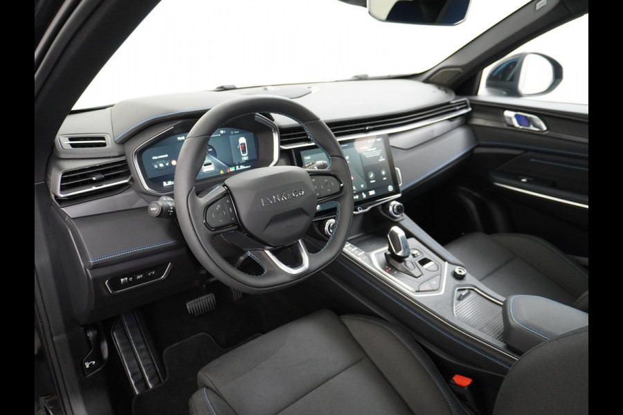Lynk & Co 01 AUT-7 261pk PHEV Zwarte-Hemel Pano-Schuifdak Lmv 20" 360°Camera Apple Carplay Android Auto Adap.Cruise Navi Pdc Ecc Keyless Led  Elek.Memory.Stoel File assistent Dodehoek detector Elektrisch bedienbare achterklep Rijstrooksensor Wifi Verkeersbord detectie 425Nm koppel 3,7kw laadvermogen 1.800KG-Trekvermogen! €44.880 Nieuwprijs 1e Eigenaar Origineel NLse auto!