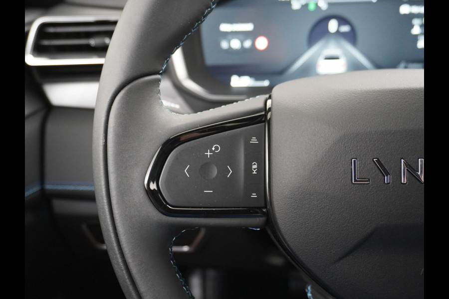 Lynk & Co 01 AUT-7 261pk PHEV Zwarte-Hemel Pano-Schuifdak Lmv 20" 360°Camera Apple Carplay Android Auto Adap.Cruise Navi Pdc Ecc Keyless Led  Elek.Memory.Stoel File assistent Dodehoek detector Elektrisch bedienbare achterklep Rijstrooksensor Wifi Verkeersbord detectie 425Nm koppel 3,7kw laadvermogen 1.800KG-Trekvermogen! €44.880 Nieuwprijs 1e Eigenaar Origineel NLse auto!