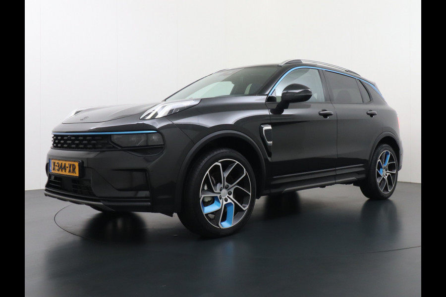 Lynk & Co 01 AUT-7 261pk PHEV Zwarte-Hemel Pano-Schuifdak Lmv 20" 360°Camera Apple Carplay Android Auto Adap.Cruise Navi Pdc Ecc Keyless Led  Elek.Memory.Stoel File assistent Dodehoek detector Elektrisch bedienbare achterklep Rijstrooksensor Wifi Verkeersbord detectie 425Nm koppel 3,7kw laadvermogen 1.800KG-Trekvermogen! €44.880 Nieuwprijs 1e Eigenaar Origineel NLse auto!