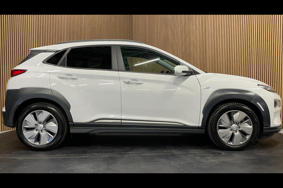Hyundai Kona EV Fashion 64 kWh|FACELIFT|3-FASE|LEDER|DAKJE|HEAD-UP|ACC|CAMERA|CARPLAY|NAVI|NL- AUTO|NAP|INCL. BTW|1e EIG.|