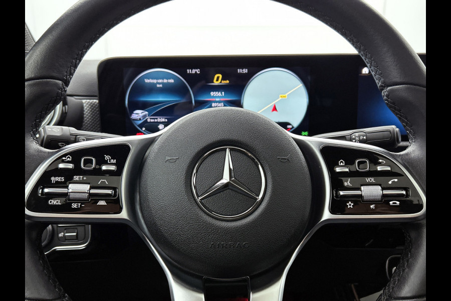 Mercedes-Benz A-Klasse 180 Solution Luxury (SFEERVERLICHTING, PANORAMADAK, ELEKT. STOELEN, ADAPTIVE CRUISE, CAMERA, 1e EIGENAAR)