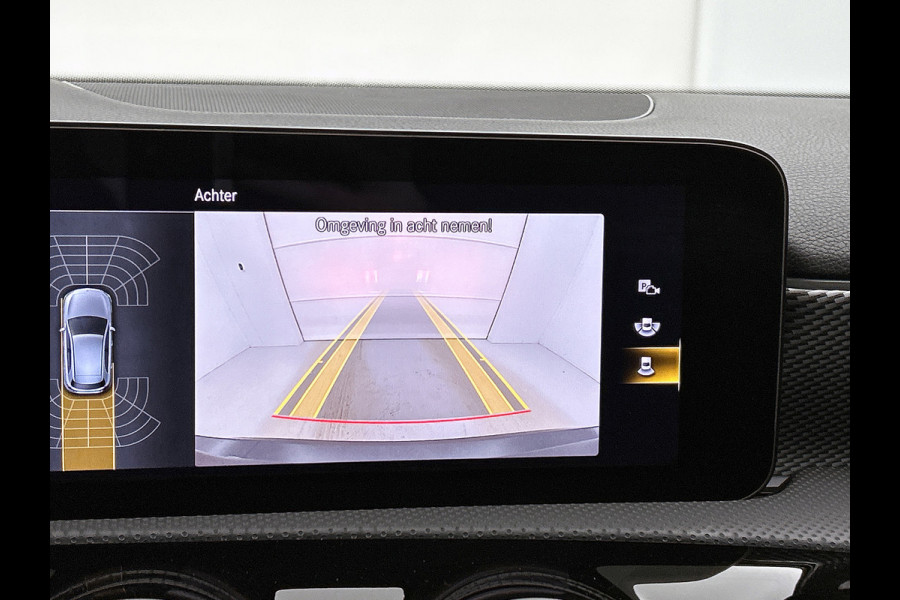 Mercedes-Benz A-Klasse 180 Solution Luxury (SFEERVERLICHTING, PANORAMADAK, ELEKT. STOELEN, ADAPTIVE CRUISE, CAMERA, 1e EIGENAAR)