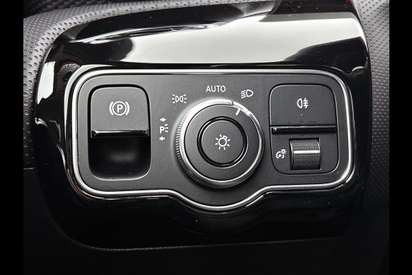 Mercedes-Benz A-Klasse 180 Solution Luxury (SFEERVERLICHTING, PANORAMADAK, ELEKT. STOELEN, ADAPTIVE CRUISE, CAMERA, 1e EIGENAAR)