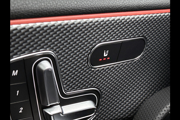 Mercedes-Benz A-Klasse 180 Solution Luxury (SFEERVERLICHTING, PANORAMADAK, ELEKT. STOELEN, ADAPTIVE CRUISE, CAMERA, 1e EIGENAAR)