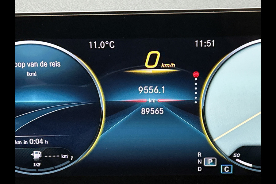 Mercedes-Benz A-Klasse 180 Solution Luxury (SFEERVERLICHTING, PANORAMADAK, ELEKT. STOELEN, ADAPTIVE CRUISE, CAMERA, 1e EIGENAAR)