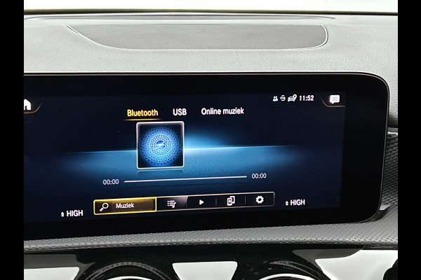 Mercedes-Benz A-Klasse 180 Solution Luxury (SFEERVERLICHTING, PANORAMADAK, ELEKT. STOELEN, ADAPTIVE CRUISE, CAMERA, 1e EIGENAAR)