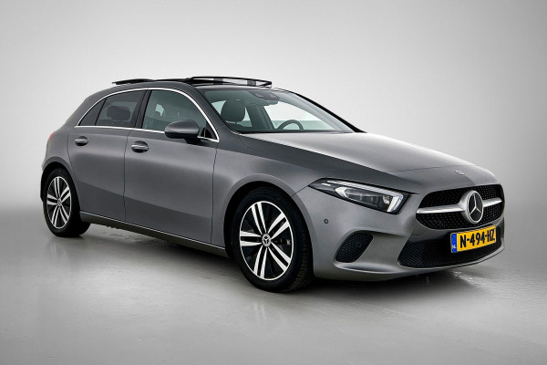 Mercedes-Benz A-Klasse 180 Solution Luxury (SFEERVERLICHTING, PANORAMADAK, ELEKT. STOELEN, ADAPTIVE CRUISE, CAMERA, 1e EIGENAAR)