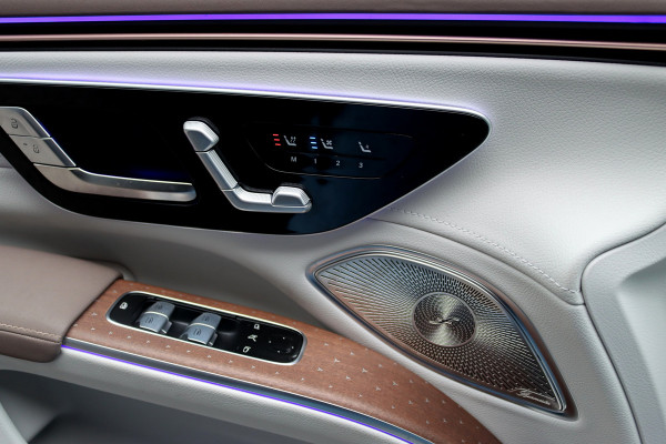 Mercedes-Benz EQS SUV 450 4MATIC AMG Line 118 kWh | Facelift | Hyperscreen | Achterasbesturing | Airmatic | Distronic+ | Massage | Burmester | Trekhaak | Verwarmd Stuurwiel | HUD | Stoelventilatie |