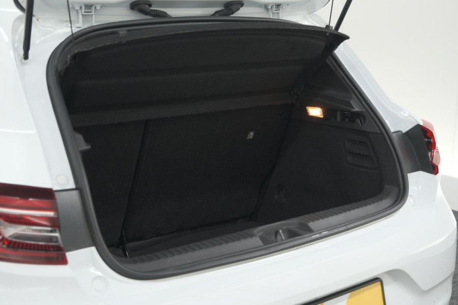 Renault Clio TCe 130 EDC Intens | Rondom Camera | Apple Carplay | Parkeersensoren | Climate Control