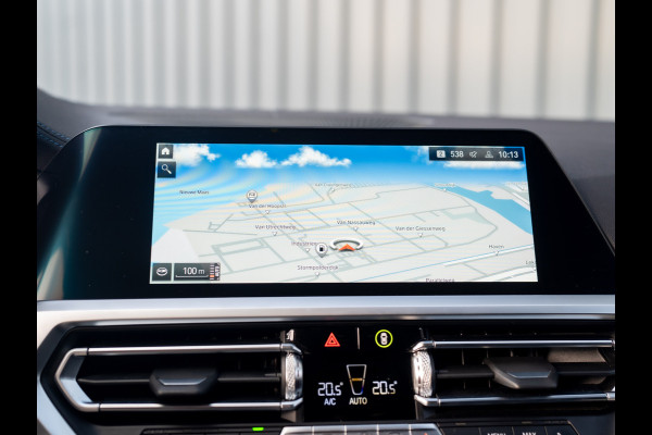 BMW 3-serie 320i High Executive | M-Sport | Laser | Stoelgeheugen | Trekhaak wegkl. | 19'' | Head Up | Camera | Keyless | Prijs Rijklaar!!