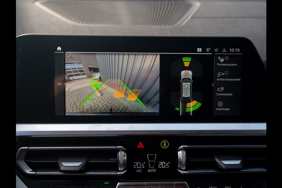 BMW 3-serie 320i High Executive | M-Sport | Laser | Stoelgeheugen | Trekhaak wegkl. | 19'' | Head Up | Camera | Keyless | Prijs Rijklaar!!