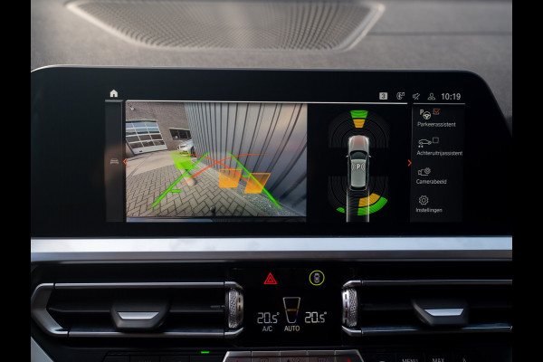 BMW 3-serie 320i High Executive | M-Sport | Laser | Stoelgeheugen | Trekhaak wegkl. | 19'' | Head Up | Camera | Keyless | Prijs Rijklaar!!