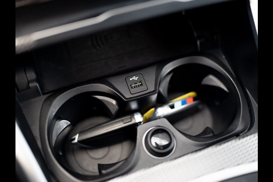 BMW 3-serie 320i High Executive | M-Sport | Laser | Stoelgeheugen | Trekhaak wegkl. | 19'' | Head Up | Camera | Keyless | Prijs Rijklaar!!