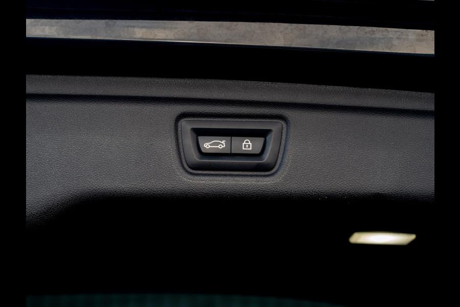 BMW 3-serie 320i High Executive | M-Sport | Laser | Stoelgeheugen | Trekhaak wegkl. | 19'' | Head Up | Camera | Keyless | Prijs Rijklaar!!