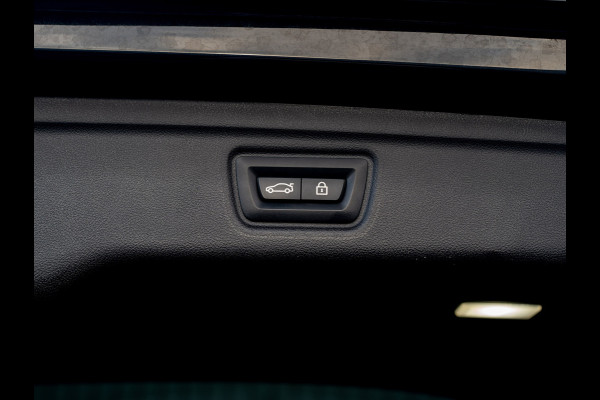 BMW 3-serie 320i High Executive | M-Sport | Laser | Stoelgeheugen | Trekhaak wegkl. | 19'' | Head Up | Camera | Keyless | Prijs Rijklaar!!