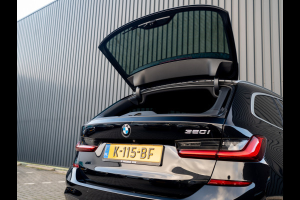 BMW 3-serie 320i High Executive | M-Sport | Laser | Stoelgeheugen | Trekhaak wegkl. | 19'' | Head Up | Camera | Keyless | Prijs Rijklaar!!