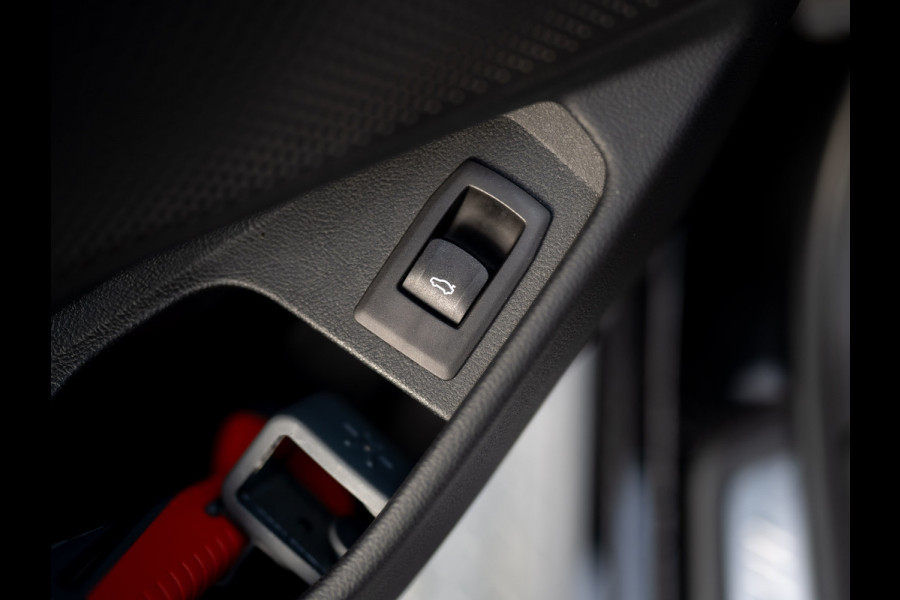 BMW 3-serie 320i High Executive | M-Sport | Laser | Stoelgeheugen | Trekhaak wegkl. | 19'' | Head Up | Camera | Keyless | Prijs Rijklaar!!