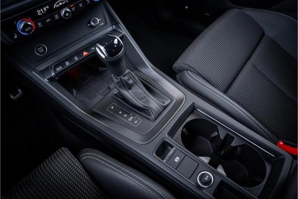 Audi Q3 Sportback 35 TFSI S Edition Competition - Panorama | Sonos | Carbon | Elek. Trekhaak | 360 Camera
