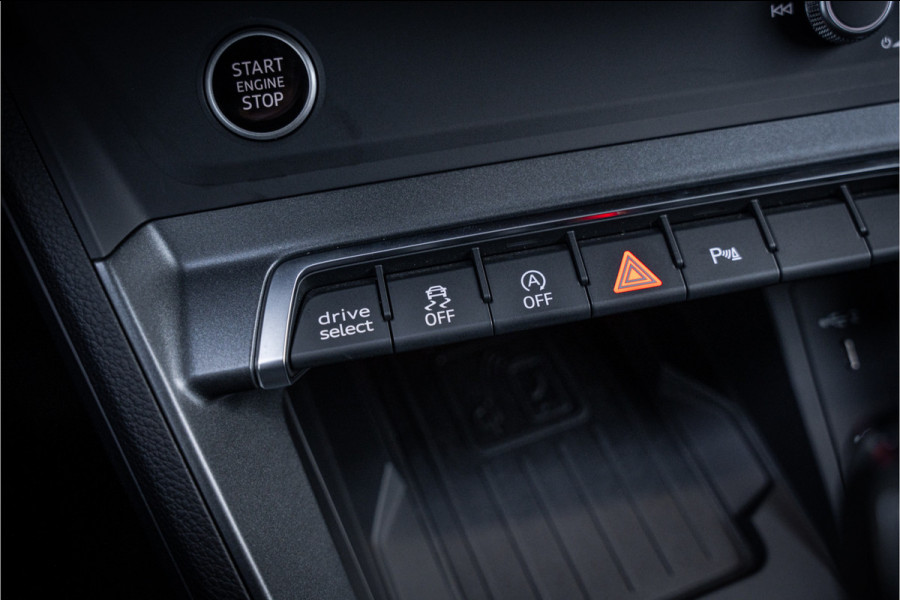 Audi Q3 Sportback 35 TFSI S Edition Competition - Panorama | Sonos | Carbon | Elek. Trekhaak | 360 Camera