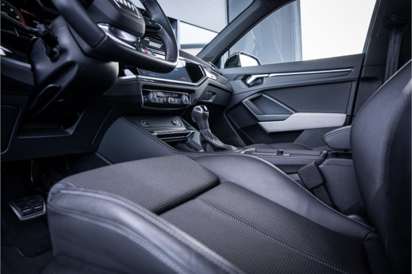 Audi Q3 Sportback 35 TFSI S Edition Competition - Panorama | Sonos | Carbon | Elek. Trekhaak | 360 Camera