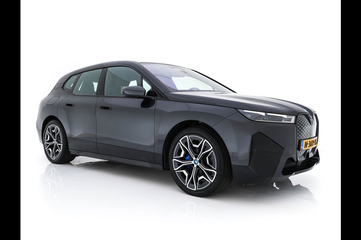 BMW iX xDrive40 High Executive 77 kWh ( 3-Fase ) {SOH-100%} (INCL-BTW) Aut. *PANO | HEAD-UP | HARMAN/KARDON-SURROUND | SOFT-CLOSE | DAB+ | DIGI-COCKPIT | HEATED-COMFORTSEATS | FULL-LED | CARPLAY | TOWBAR | AMBIENT-LIGHT | TOPVIEW | MEMORY-PACK |