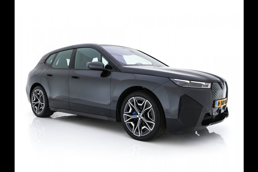 BMW iX xDrive40 High Executive 77 kWh ( 3-Fase ) {SOH-100%} (INCL-BTW) Aut. *PANO | HEAD-UP | HARMAN/KARDON-SURROUND | SOFT-CLOSE | DAB+ | DIGI-COCKPIT | HEATED-COMFORTSEATS | FULL-LED | CARPLAY | TOWBAR | AMBIENT-LIGHT | TOPVIEW | MEMORY-PACK |