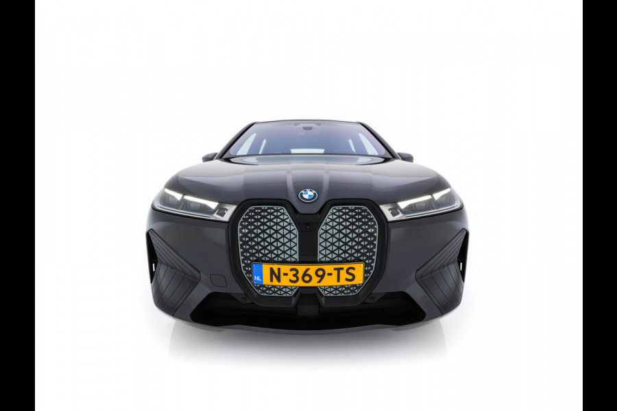 BMW iX xDrive40 High Executive 77 kWh ( 3-Fase ) {SOH-100%} (INCL-BTW) Aut. *PANO | HEAD-UP | HARMAN/KARDON-SURROUND | SOFT-CLOSE | DAB+ | DIGI-COCKPIT | HEATED-COMFORTSEATS | FULL-LED | CARPLAY | TOWBAR | AMBIENT-LIGHT | TOPVIEW | MEMORY-PACK |