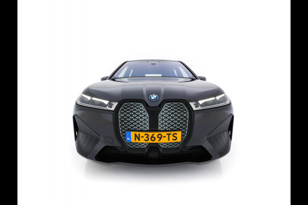 BMW iX xDrive40 High Executive 77 kWh ( 3-Fase ) {SOH-100%} (INCL-BTW) Aut. *PANO | HEAD-UP | HARMAN/KARDON-SURROUND | SOFT-CLOSE | DAB+ | DIGI-COCKPIT | HEATED-COMFORTSEATS | FULL-LED | CARPLAY | TOWBAR | AMBIENT-LIGHT | TOPVIEW | MEMORY-PACK |