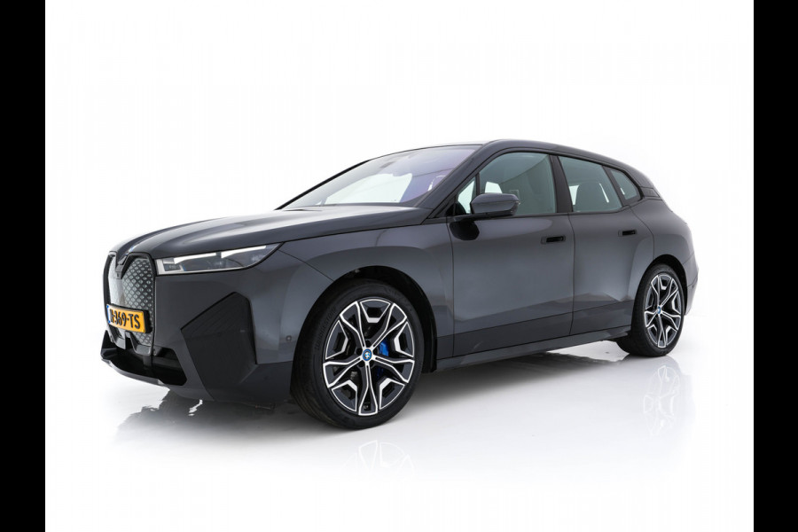 BMW iX xDrive40 High Executive 77 kWh ( 3-Fase ) {SOH-100%} (INCL-BTW) Aut. *PANO | HEAD-UP | HARMAN/KARDON-SURROUND | SOFT-CLOSE | DAB+ | DIGI-COCKPIT | HEATED-COMFORTSEATS | FULL-LED | CARPLAY | TOWBAR | AMBIENT-LIGHT | TOPVIEW | MEMORY-PACK |