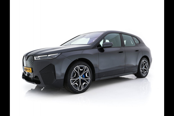 BMW iX xDrive40 High Executive 77 kWh ( 3-Fase ) {SOH-100%} (INCL-BTW) Aut. *PANO | HEAD-UP | HARMAN/KARDON-SURROUND | SOFT-CLOSE | DAB+ | DIGI-COCKPIT | HEATED-COMFORTSEATS | FULL-LED | CARPLAY | TOWBAR | AMBIENT-LIGHT | TOPVIEW | MEMORY-PACK |